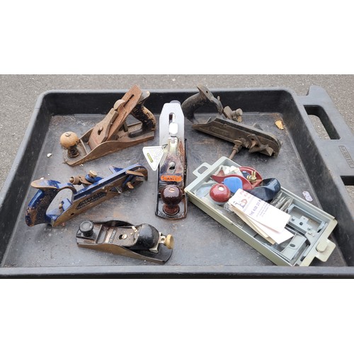 30 - A collection of hand planes to include, a boxed Stanley No4 plane.