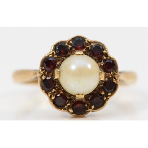 1255 - A vintage 9ct gold garnet and cultured pearl cluster ring, L 1/2, 2.7gm, 10mm diameter