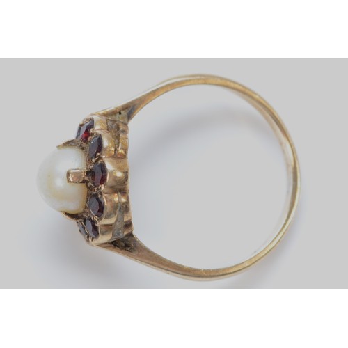 1255 - A vintage 9ct gold garnet and cultured pearl cluster ring, L 1/2, 2.7gm, 10mm diameter