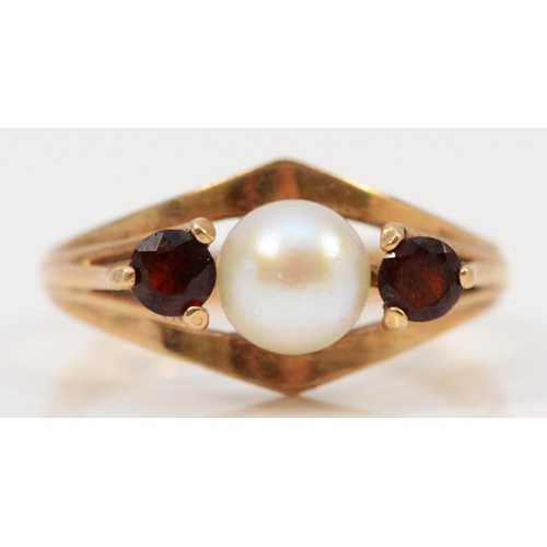 1208 - A 9ct gold 6mm cultured pearl and garnet three stone ring, M, 2.7gm