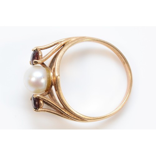 1208 - A 9ct gold 6mm cultured pearl and garnet three stone ring, M, 2.7gm