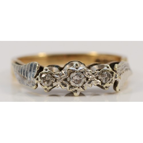 1218 - A 9ct gold three stone brilliant cut diamond ring, N, 3gm