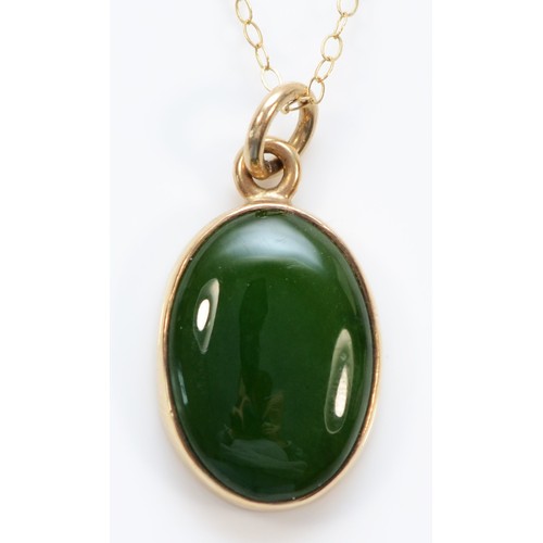 1473 - A 9ct gold nephrite pendant with chain, 18mm pendant length, 3.3g