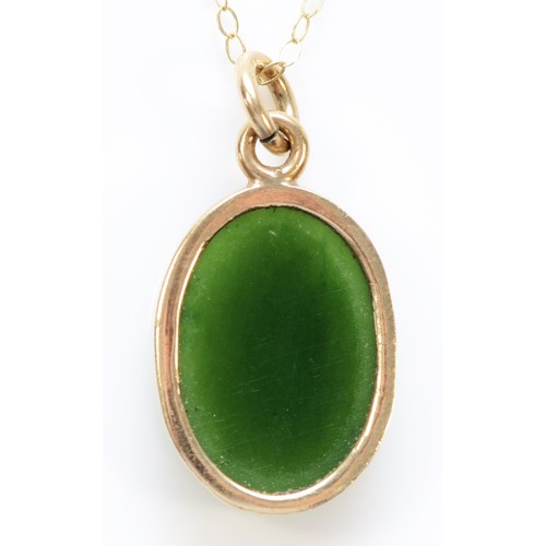 1473 - A 9ct gold nephrite pendant with chain, 18mm pendant length, 3.3g