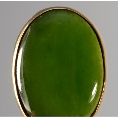 1473 - A 9ct gold nephrite pendant with chain, 18mm pendant length, 3.3g