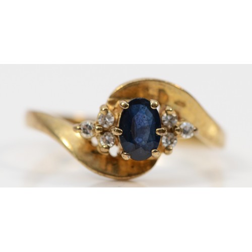 1479 - A 9ct gold vintage sapphire and diamond dress ring, O, 2.7g