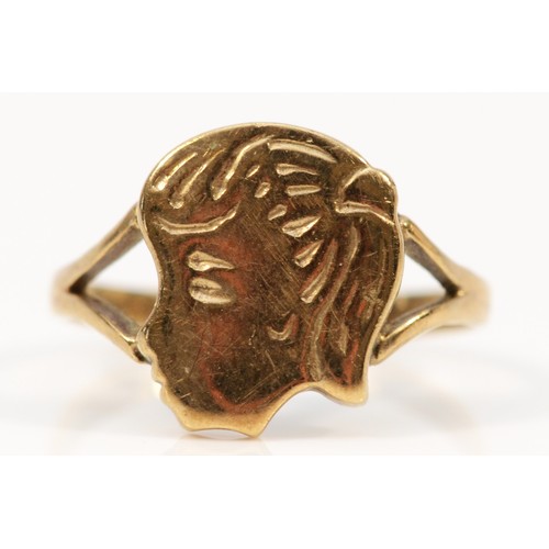 1482 - A 9ct gold vintage signet ring depicting a girls head, J, 1.8g