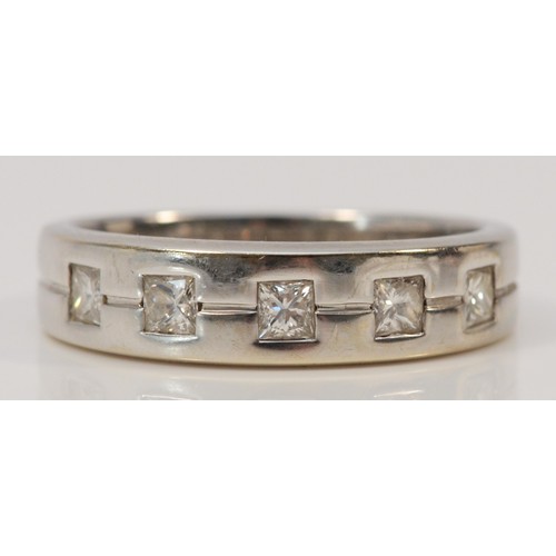 1362 - An 18ct white gold and Princess cut diamond five stone ring, N, 4.3gm