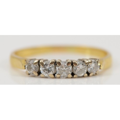 1366 - An 18ct gold and brilliant cut diamond five stone ring, total weight approximately 0.50cts, colour G... 