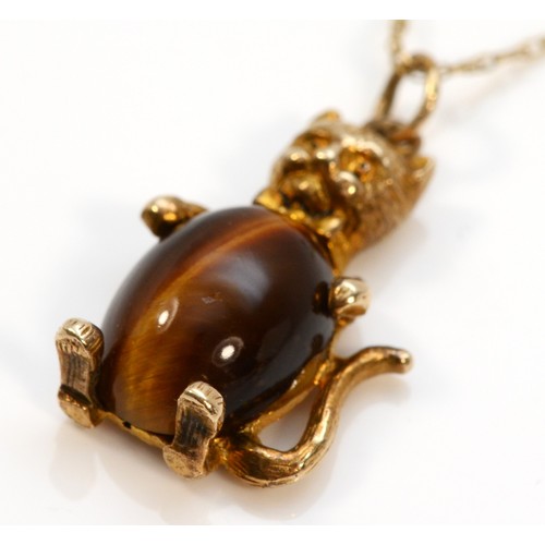 1285 - A 9ct gold vintage tigers eye pendant in the form of a kitten, with chain, 23mm total length, 5.3g