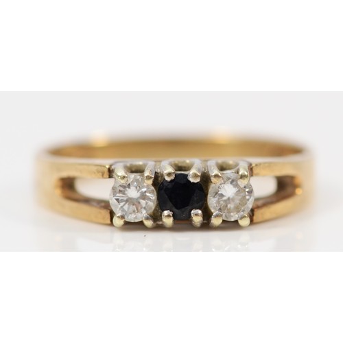 1415 - A 9ct gold sapphire and brilliant cut diamond three stone ring, I, 1.7gm