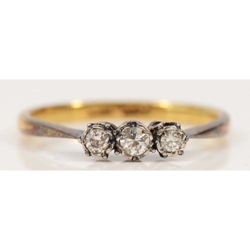 1357 - An 18ct gold and platinum vintage diamond trilogy dress ring, P, 2.5g