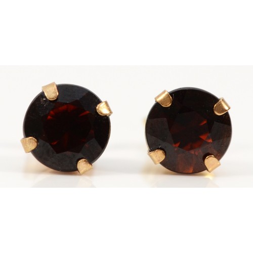 1434 - A pair of 9ct gold garnet stud earrings, 6mm diameter, 1.2g