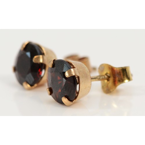 1434 - A pair of 9ct gold garnet stud earrings, 6mm diameter, 1.2g