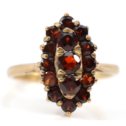 1231 - A 9ct gold vintage garnet dress ring, claw set, M 1/2, 3.4g