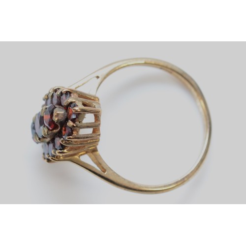 1231 - A 9ct gold vintage garnet dress ring, claw set, M 1/2, 3.4g