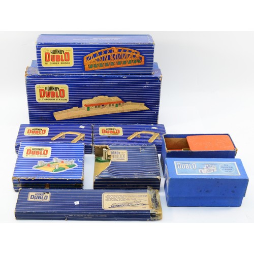 23 - Hornby 00 Gauge Railways; Comprising Dublo model buildings and accessories, to include boxed girder ... 