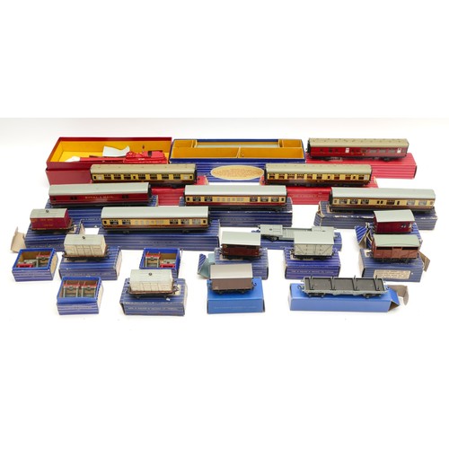 26 - Hornby 00 Gauge Railways; Dublo boxed rolling stock, to include bogie bolster wagons, meat vans, hor... 
