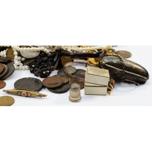 2 - A 1797 cartwheel penny, a silver thimble, Chester 1907, various other coinage and costume jewellery ... 