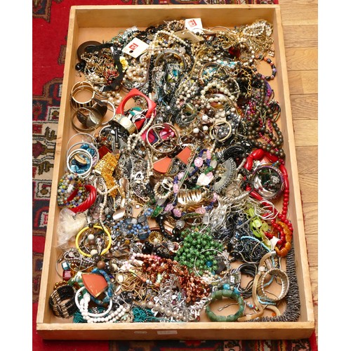 3 - Approximately 10kg of costume jewellery.