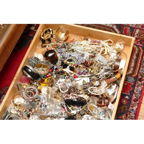 4 - Approximately 10kg of costume jewellery.