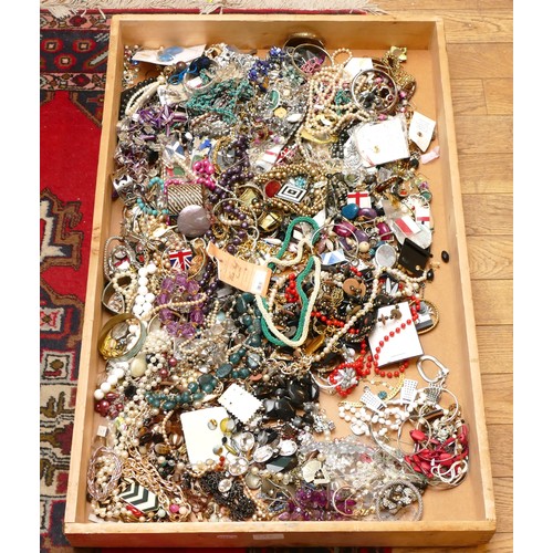 5 - Approximately 10kg of costume jewellery.