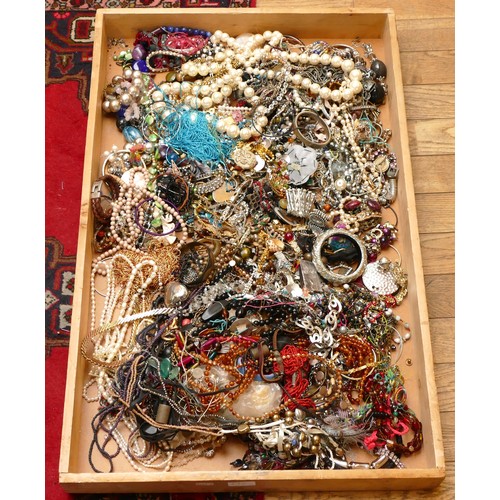 6 - Approximately 10kg of costume jewellery.