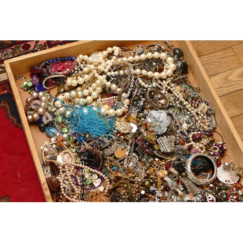 6 - Approximately 10kg of costume jewellery.