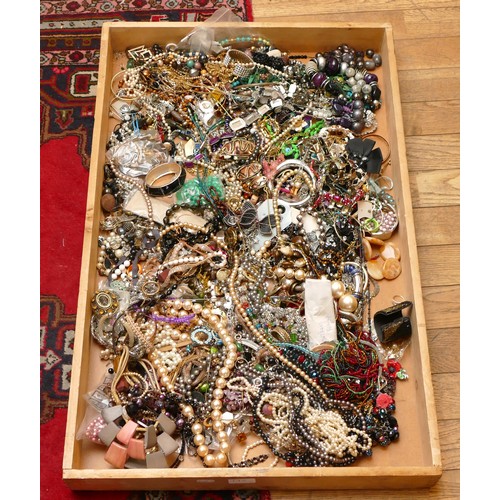 7 - Approximately 10kg of costume jewellery.