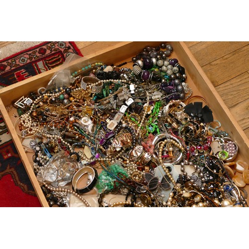 7 - Approximately 10kg of costume jewellery.