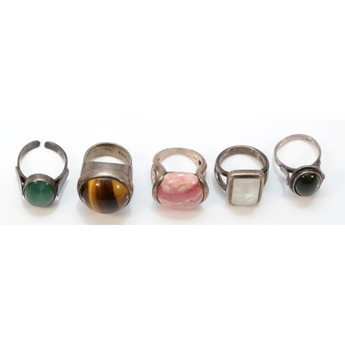 15 - A silver and tigers eye dress ring, K 1/2 and four other silver and stone set rings, 30gm