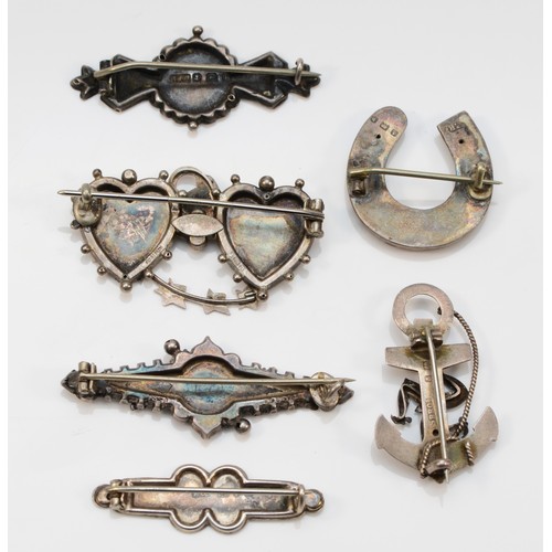 45 - Six Victorian silver sweetheart brooches, including a Mizpah double heart, Birmingham 1900, 17gm