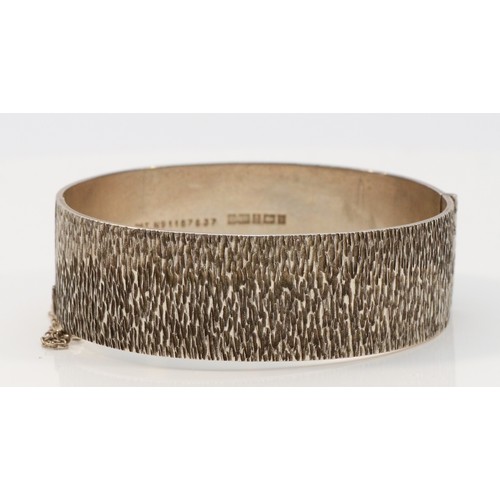 86 - A silver hinged bangle, with bark finish, Birmingham 1970, 58 x 54 x 19mm, 40gm