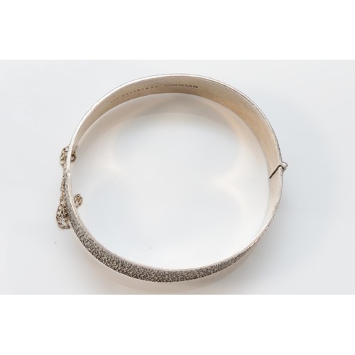 86 - A silver hinged bangle, with bark finish, Birmingham 1970, 58 x 54 x 19mm, 40gm