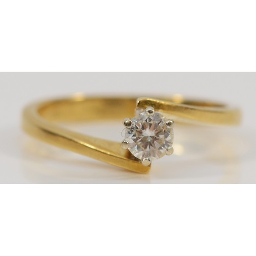 100 - An 18ct gold brilliant cut diamond solitaire ring, I, 2.2g