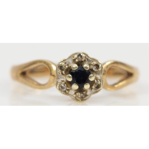 117 - A 9ct gold vintage sapphire and diamond cluster ring, M, 2.5g