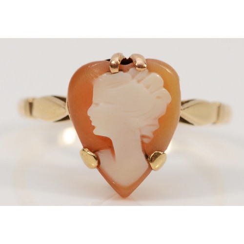 120 - A 9ct gold heart shaped shell cameo dress ring, N 1/2, 2.4g