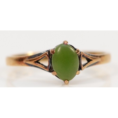 131 - A 9ct gold nephrite jade ring, P, 1.7g