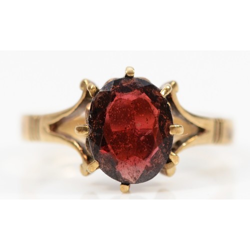 138 - A 9ct gold vintage garnet dress ring, M 1/2, 2.5g