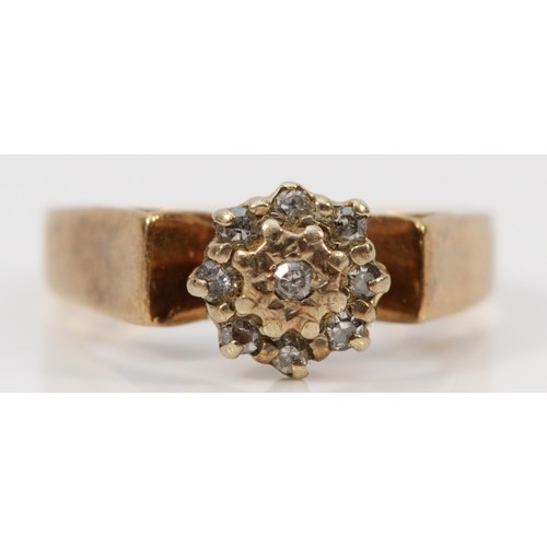 171 - A 9ct gold vintage diamond cluster ring, L, 2.8g