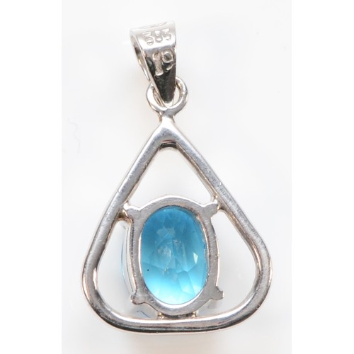 180 - A 14K white gold oval cut blue topaz pendant, 15mm drop, 1.7g