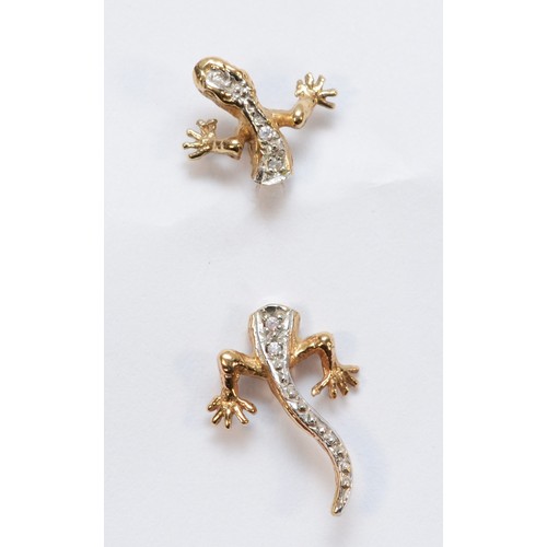 182 - A 9ct gold cubic zirconia gecko naval piercing bar, 33mm total length, 1.7g