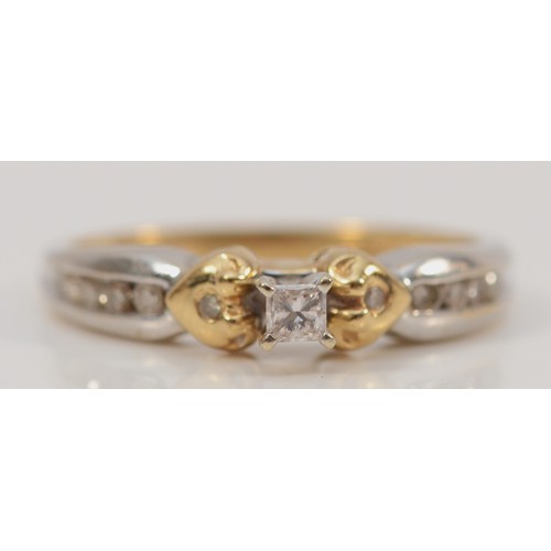 194 - A 14K gold single stone Princess cut diamond ring with brilliant cut diamond set shoulders, N 1/2, 2... 