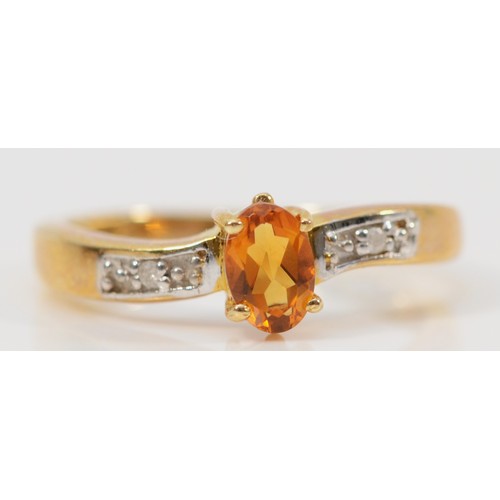 199 - A 9ct gold citrine solitaire dress ring with diamond set shoulders, N, 2.7g