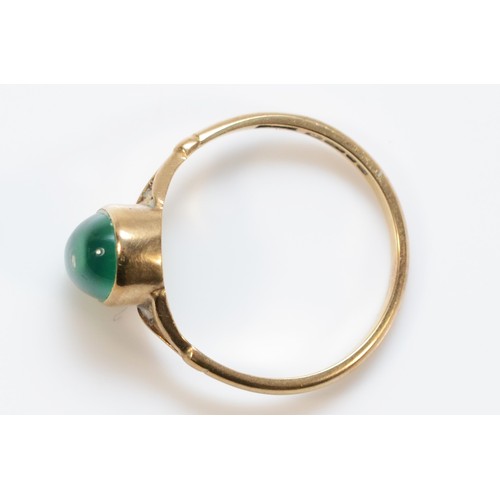 250 - A 9ct gold and chrysoprase ring, Birmingham 1978, M, 1.6g