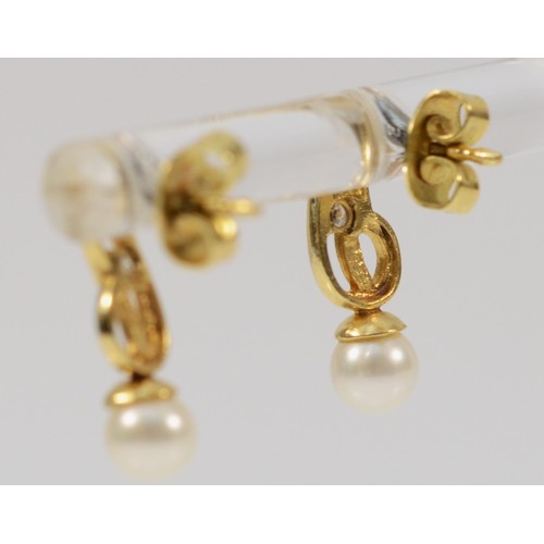 270 - A pair of 9ct gold cultured pearl drop earrings, 16mm drop, 1.3g