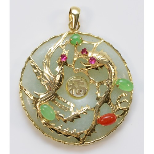 558 - A 14K gold multi coloured jadeite and ruby pendant, 30mm diameter, 8.5g