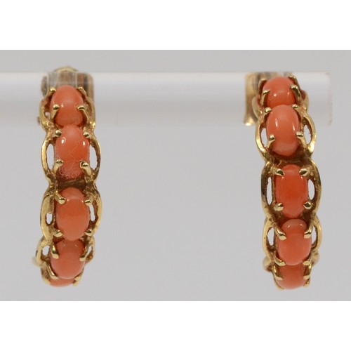 559 - A pair of 14K gold coral half hoop earrings with scroll backs, 18mm drop, 3.3g