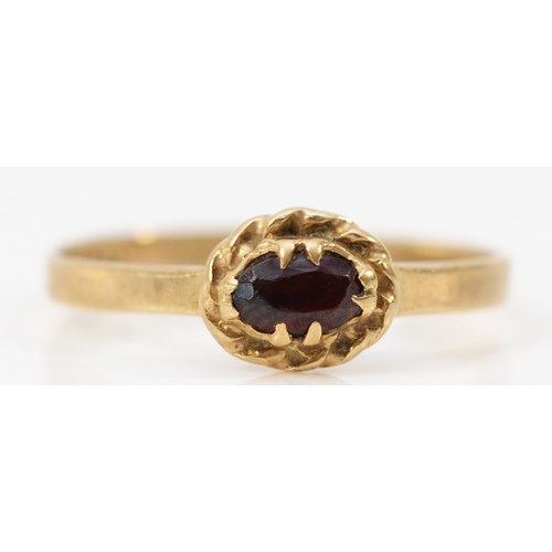 565 - A 9ct gold and garnet single stone ring, L, 1.1g