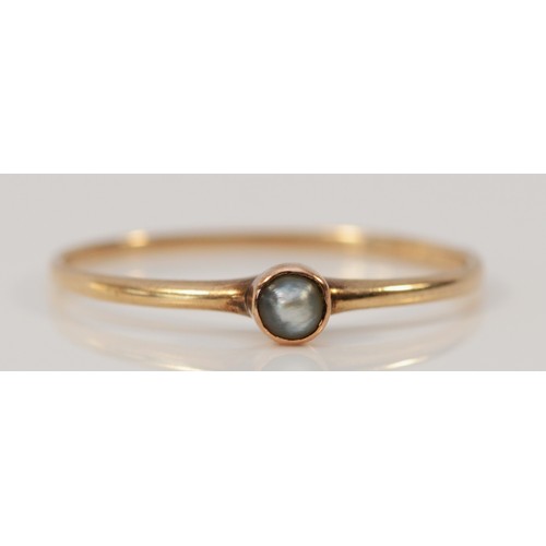 567 - A 9ct gold and seed pearl ring, R 1/2, 0.9g